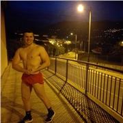 Hago entrenos presenciales como de forma online, ayudo a todo tipo de personas para lograr sus objetivos físicos. Me gusta transmitir mis valores dentro del entrenamiento puedo así hacer disfrutar del entrenamiento a las personas. Si tienes dudas no te qu